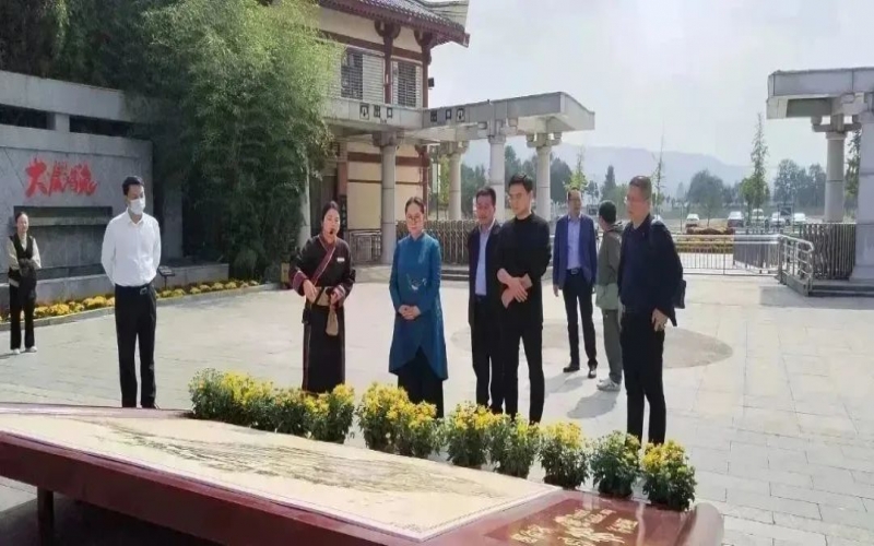 全國(guó)人大代表、中國(guó)民間商會(huì)副會(huì)長(zhǎng)、全聯(lián)女企業(yè)家商會(huì)會(huì)長(zhǎng)、天津榮程祥泰集團(tuán)董事會(huì)主席張榮華到靈寶市考察傳統(tǒng)文化保護(hù)傳承