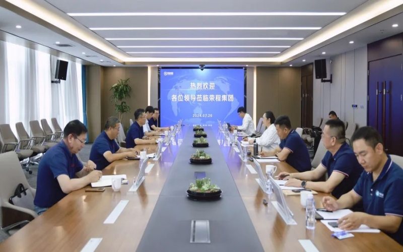 張榮華主席與北奔重型汽車集團黨委書記、董事長何清一行座談交流