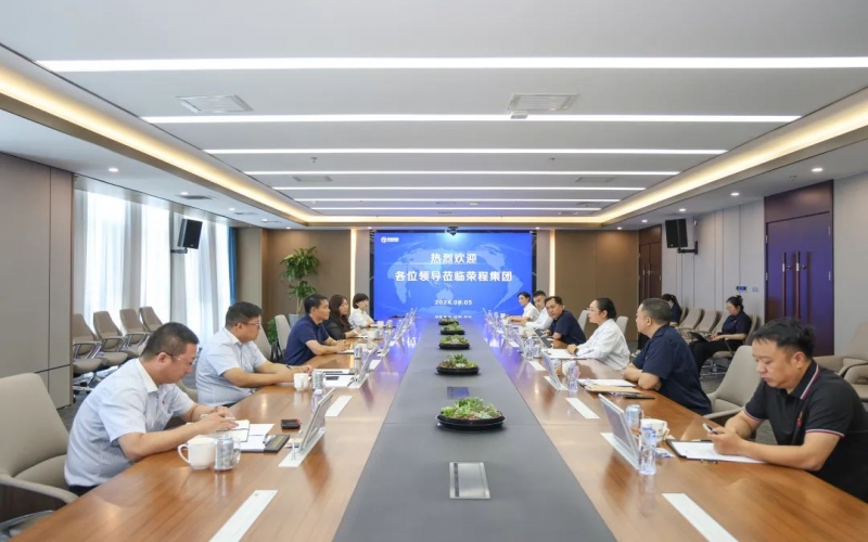 榮程集團(tuán)董事會(huì)主席張榮華與太平洋產(chǎn)險(xiǎn)天津分公司黨委書(shū)記、總經(jīng)理成軍座談交流