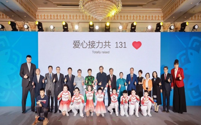 群星熠熠 為愛接力 融合慈善晚宴在津舉行  榮程集團(tuán)董事會(huì)主席張榮華、總裁張君婷出席