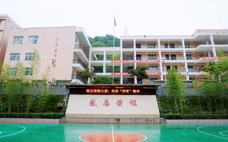 十七年深情伴成長(zhǎng)，十五載回訪續(xù)華章 —— 榮程集團(tuán)董事會(huì)主席張榮華一行回訪略陽(yáng)榮程中學(xué)